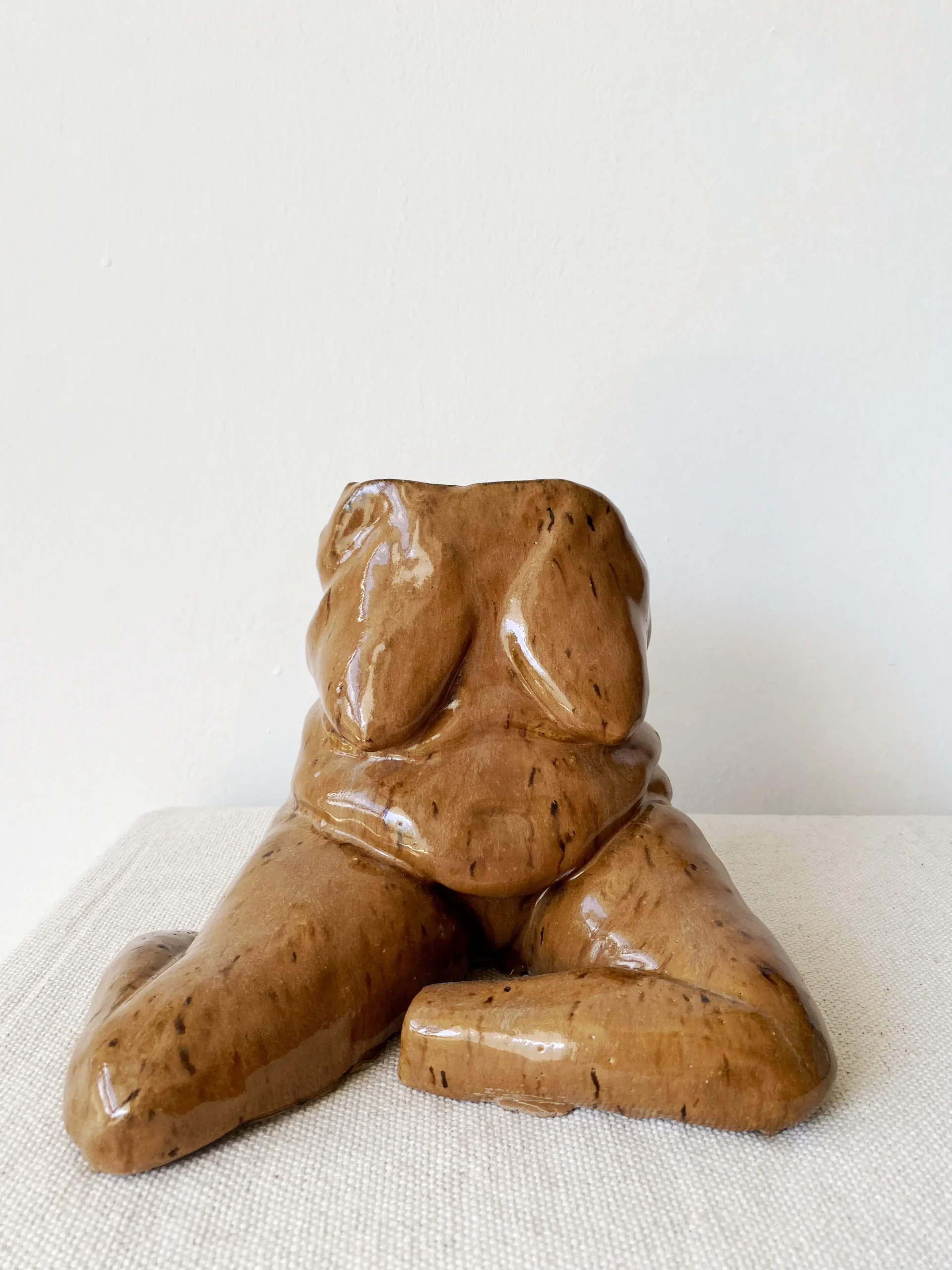 Escultura feminina - cerâmica artesanal