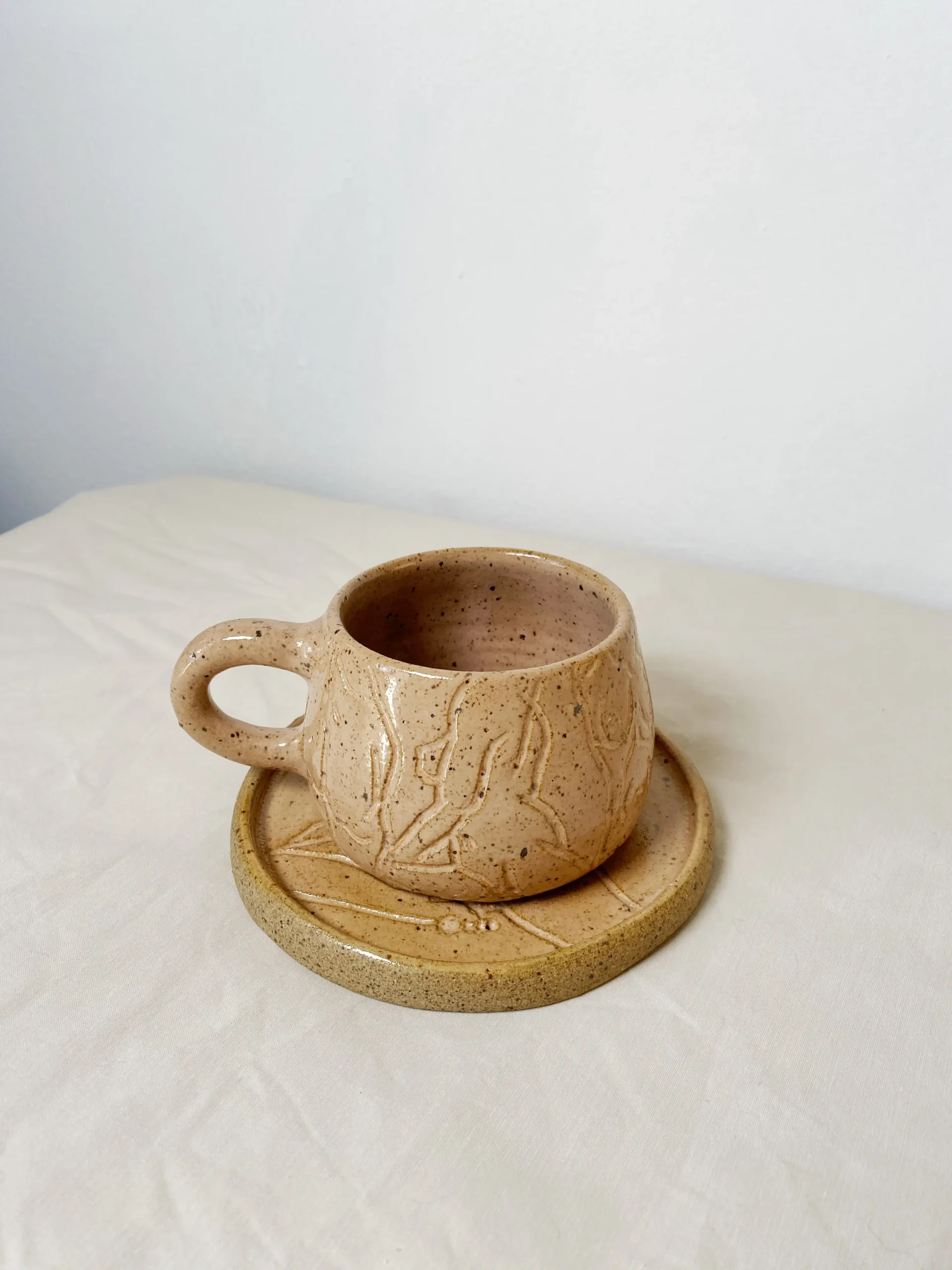 Caneca ilustrada com pires