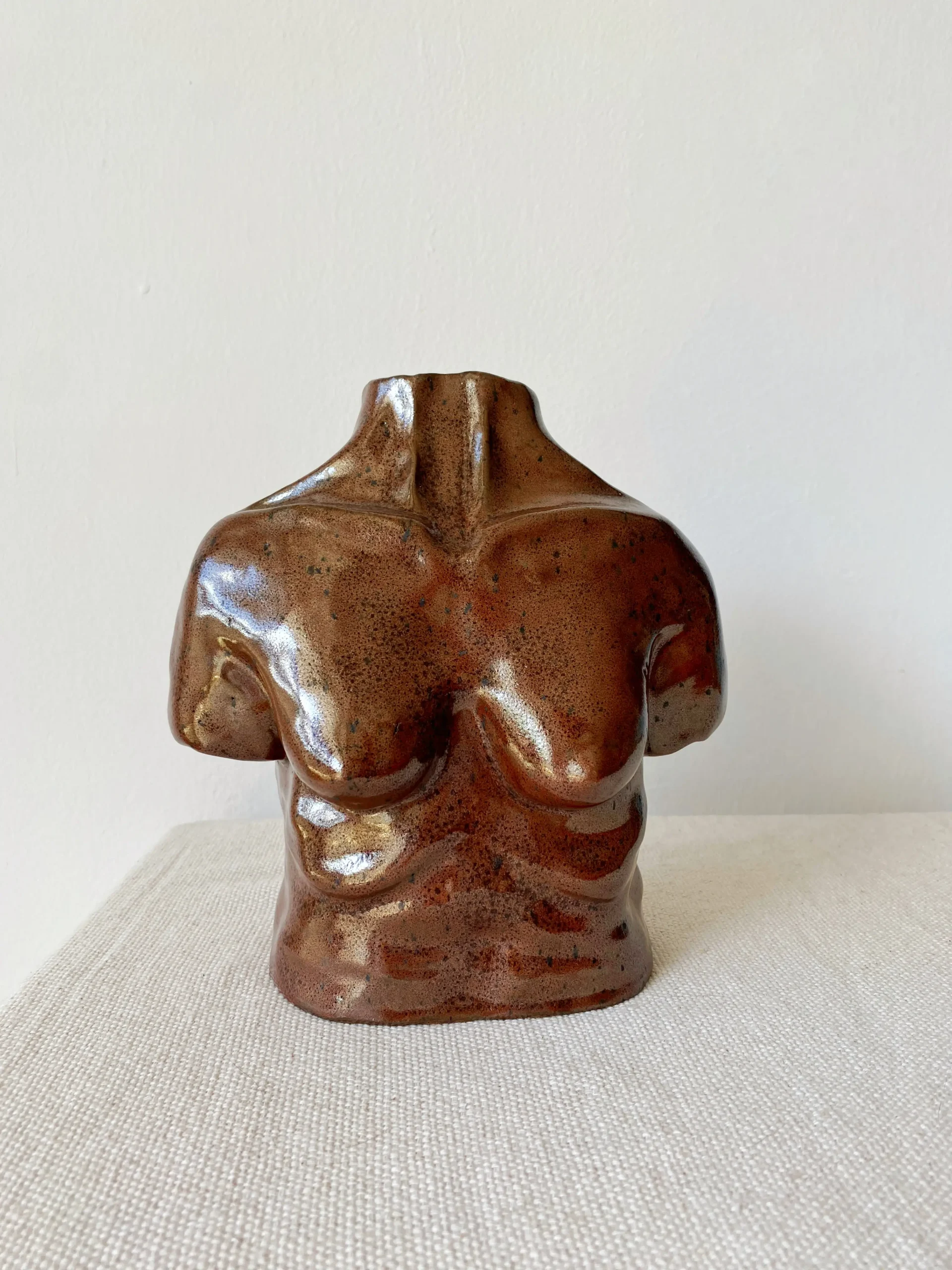 Escultura feminina - cerâmica artesanal