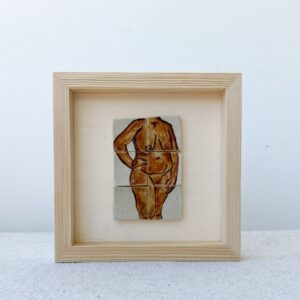 quadrinho decorativo em madeira com ladrilhos de cerâmica ilustrados com corpo feminino.